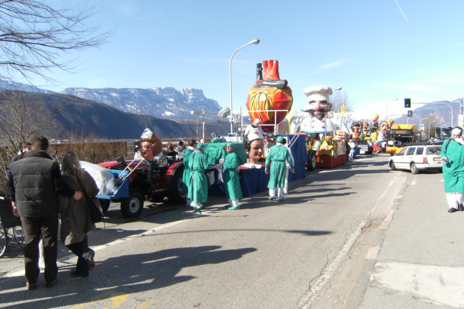 Squola di Medicina - 2009 - Gruppo Carnevalesco del Coro Monti Pallidi